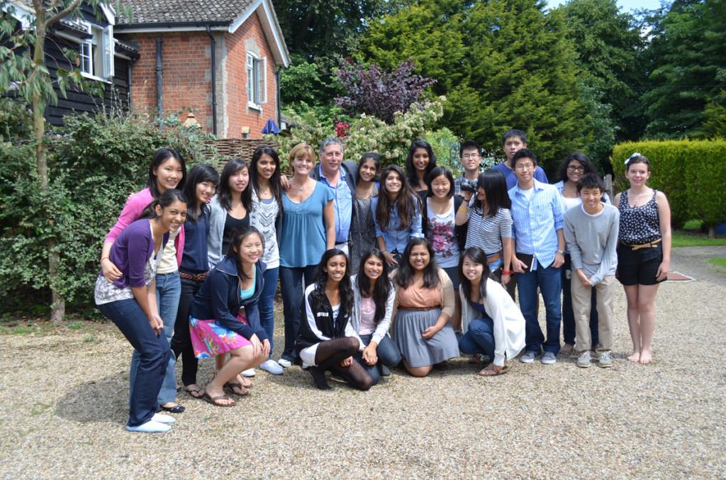 AP Photojournalist Harry Hamburg poses with the group of TALON and Winged Post students after his frank discussion and interview while the group was staying in Tattingstone, England.