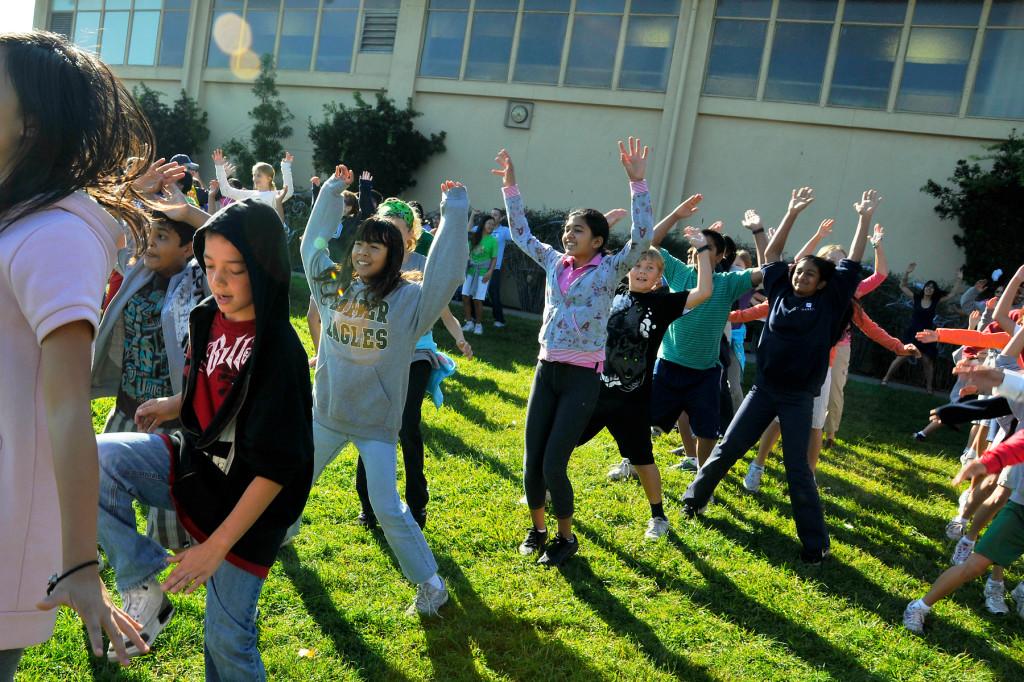 Middle School participates in jumping jack record-breaking attempt