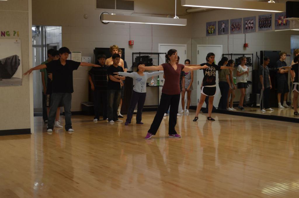 Dance teacher Amalia De La Rosa instructs an after-school class to a group of Upper School students. Dance classes began last week, taking place everyday from Monday to Thursday. 