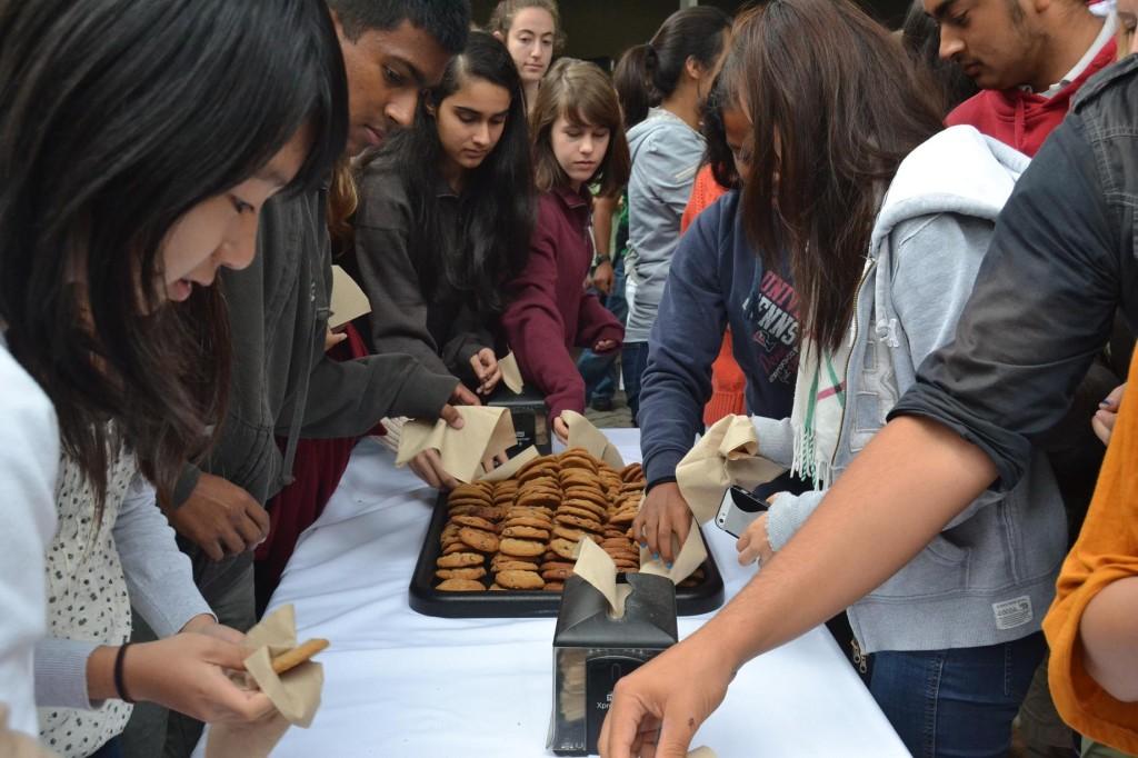 Students enjoy cookies, one of Howard Nichols’ favorite treats, in memory of him. Head of School Christopher Nikoloff talked about Nichols life during school meeting on Monday, October 15.
