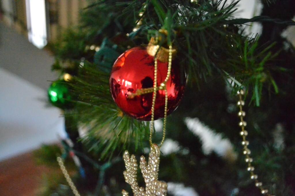 Decorate your Christmas tree using ornaments made from everything from plastic to pinecones. A well-decorated Christmas tree is a beautiful addition to any room. 