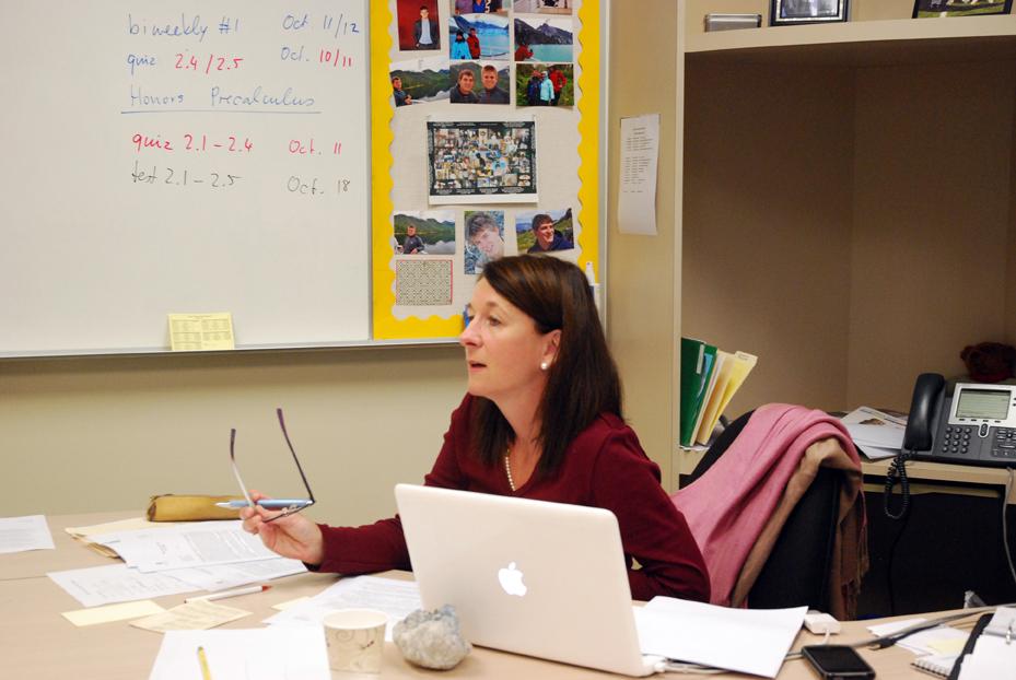 Advisor Gabriele Stahl gives out helpful tips to students during teacher comments review. While freshmen and seniors received their comments in first semester, the rest received their comments this week.