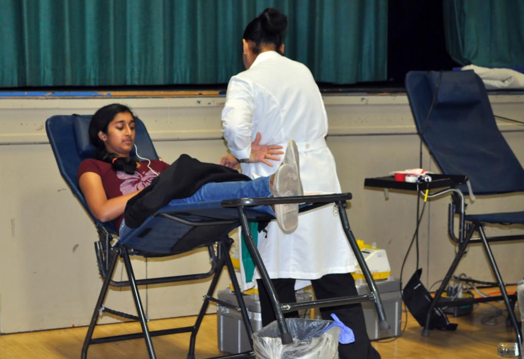 Junior Divya Kalidindi has her blood drawn by the machine during Red Cross Clubs annual blood drive. The drive was held on Wednesday, March 20 during long lunch in the gym.