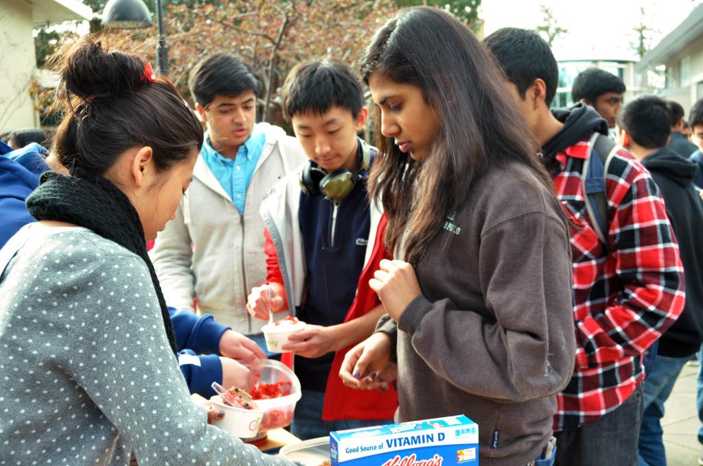 Students gather in front of Manzanita to purchase Pinkberry frozen yogurt. This event was held by Key Club to raise funds for non-profit organization Sunday Friends.