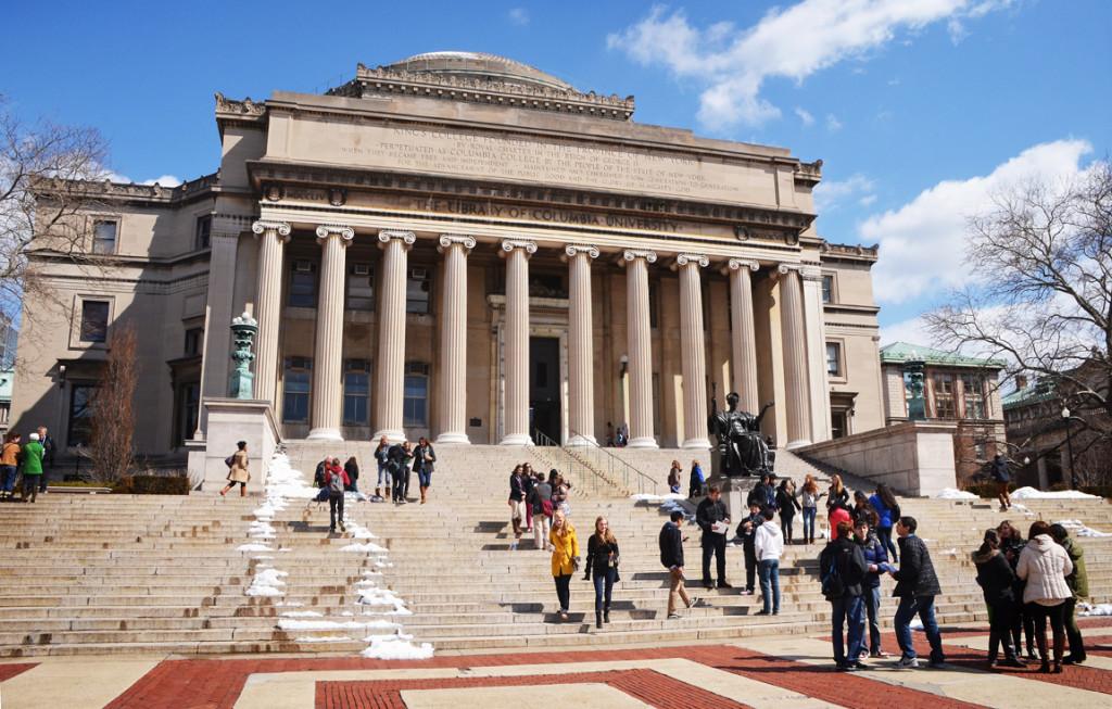 Journalism+students+from+across+the+country+gather+on+the+steps+of+Columbia+Universitys+Low+Library+in+Manhattan.+Attended+by+six+Upper+School+delegates%2C+the+Columbia+Scholastic+Press+Associations+2013+Spring+Convention+was+held+from+March+20+to+22.