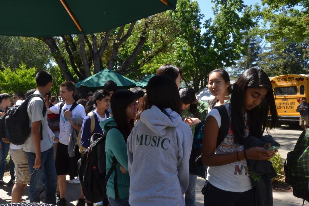 Students wait in line to receive their yearbooks after school. On May 23, Amplify was revealed to the freshmen, sophomores, and juniors. 