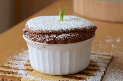 The mint chocolate souffle is a light, refreshing dessert that tastes great anytime. To make it even better, eat fresh out of the oven with ice cream.

