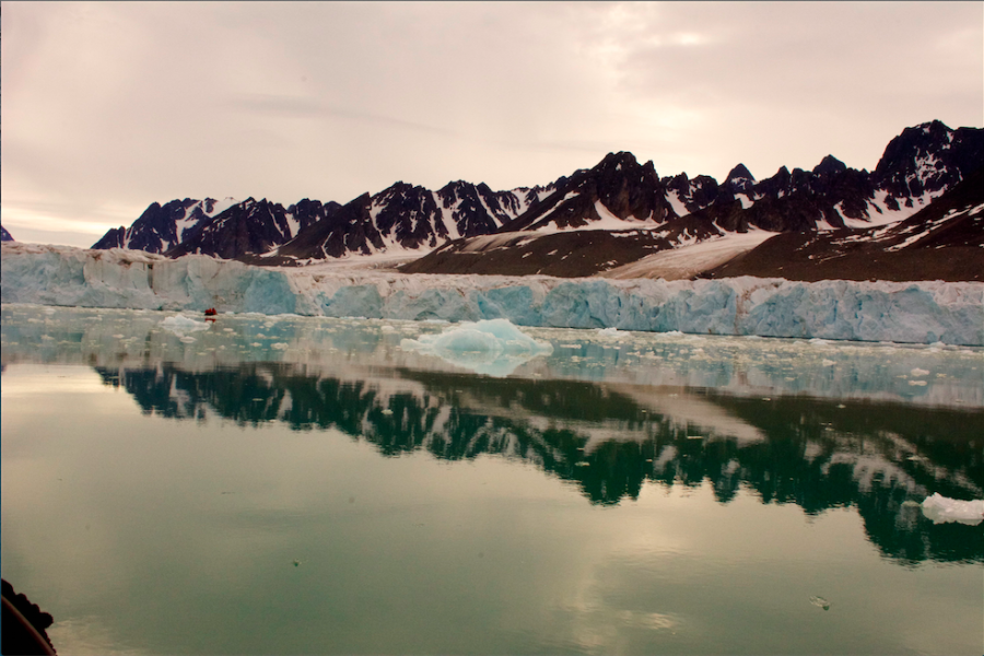 ​Glaciers in front of mountains. Photography students on the trip will have the opportunity to take photos of the landscape. 