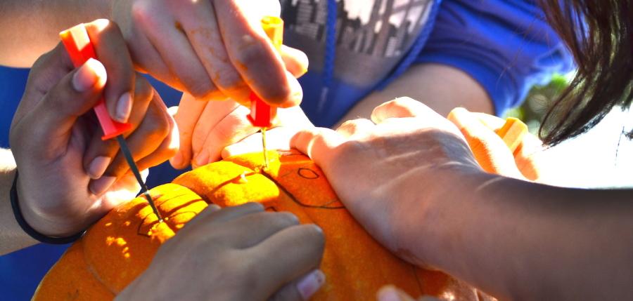 Students participate in pumpkin carving spirit event 