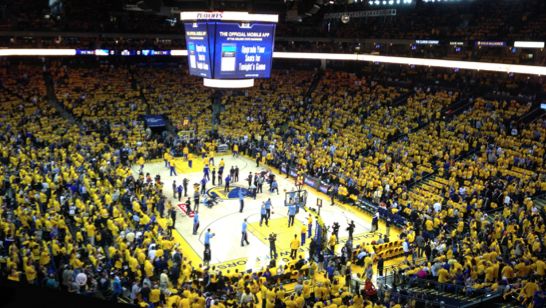 The Warriors began setting up for the MVP ceremony honoring Stephen Curry before their game against the Memphis Grizzlies on May 5. They lost the game 97-90, resulting in a 1-1 score for the best-of-seven series.