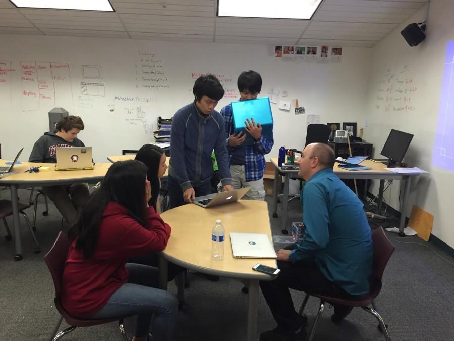 James Gatenby, a web developer at LinkedIn helps students professionalize their profiles. The workshop was held yesterday during long lunch in the Innovation Center