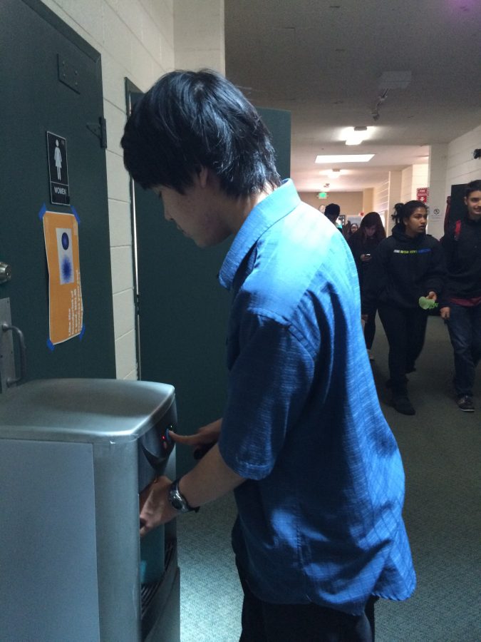 Alexander Chen (10) fills up his reusable water bottle during passing period in Manzanita Hall. During the challenge, contributors could buzz in whenever they refilled their water bottles in order to earn points.