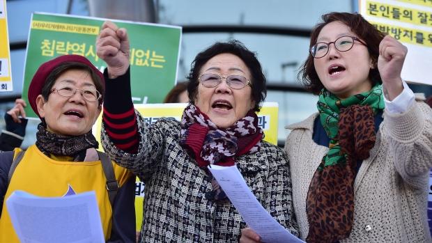 Caption: Grandmother Lee (center) protesting with supporters in front of the Seoul Japanese embassy on Oct. 30, right before the arrival of Japanese Prime Minister Abe Shinzo.
