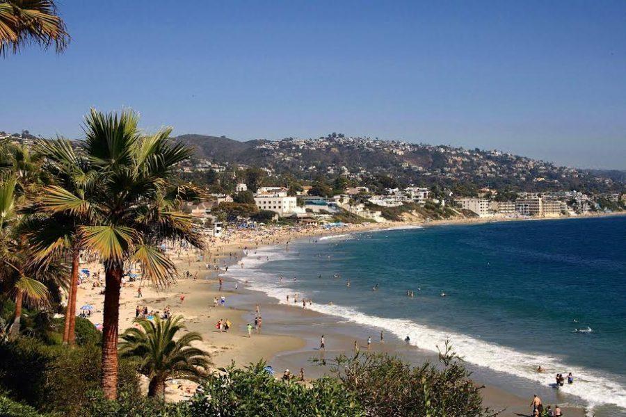 Visitors relax on Laguna Beach. Normally, the water closest to the shore is mild, anywhere from 60 to 70 degrees (courtesy of Wikimedia Commons).