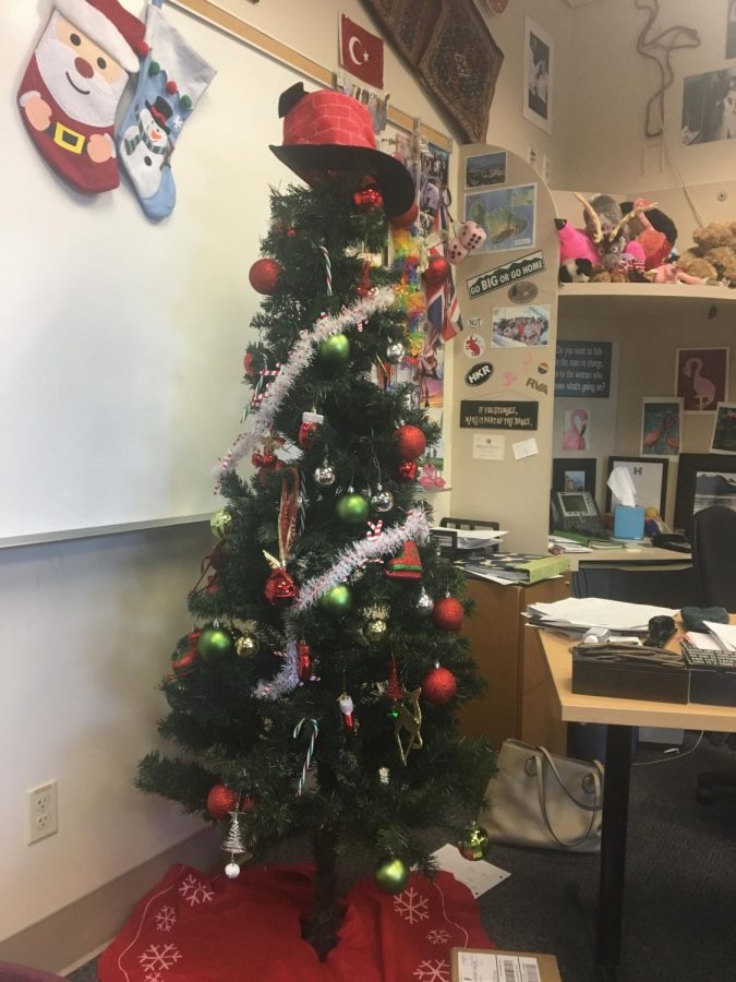 A+tinsel-and-ornaments-adorned+Christmas+Tree+brings+a+festive+feeling+into+a+classroom.+Many+students+in+these+few+weeks+will+be+participating+in+Secret+Santa+gift-giving.+