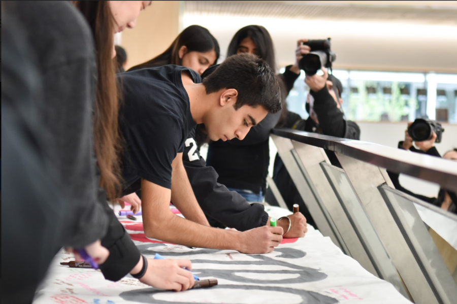 Avi Gulati (11), who led the initiatives of solidarity among student council and headed the coordination of the vigil, wrote a message in neon green on the “#MSDStrong” banner which student council had prepared before the vigil last year. The banner was sent to Marjory Stoneman Douglas High School to hang in their halls alongside the banners of other schools across the country as a sign of support and solidarity.