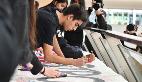 Avi Gulati (10), who led the initiatives of solidarity among student council and headed the coordination of the vigil, writes a message in neon green on the “#MSDStrong” banner which student council had prepared before the vigil this morning. The banner will be sent to Marjory Stoneman Douglas High School to hang in their halls alongside the banners of other schools across the country as a sign of support and solidarity.