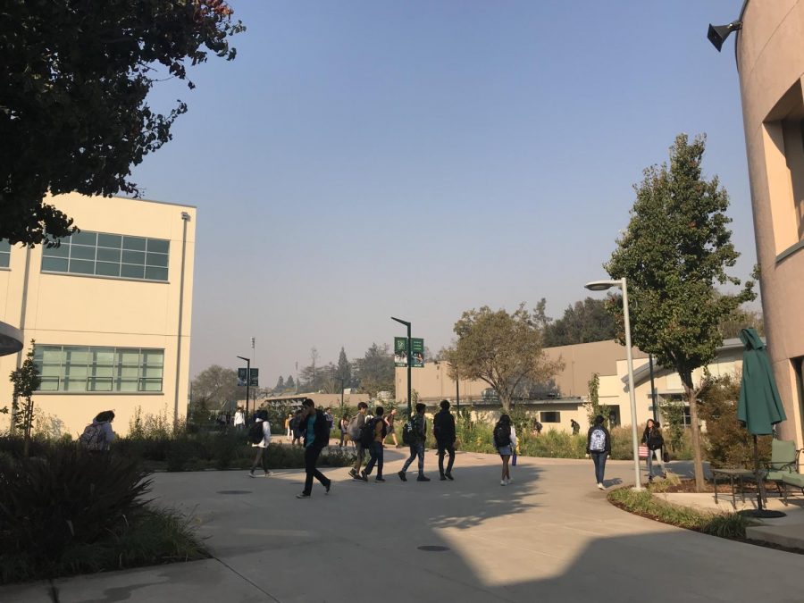 Hazy+air+lingers+over+campus+as+smoke+from+the+Camp+Fire+north+of+Sacramento+travelled+throughout+the+Bay+Area+today.+The+current+Air+Quality+Index+is+152%2C+which+is+categorized+as+Unhealthy.