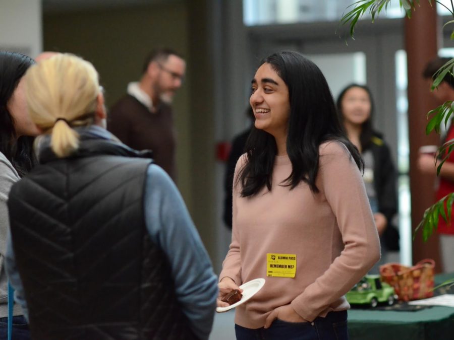 History teacher Donna Gilbert talks with Sahana Srinivasan (18). At the alumni reunion yesterday, students could eat and talk with faculty and staff.