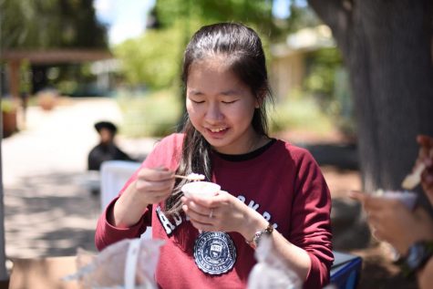 Sophomore class holds Dippin’ Dots fundraiser