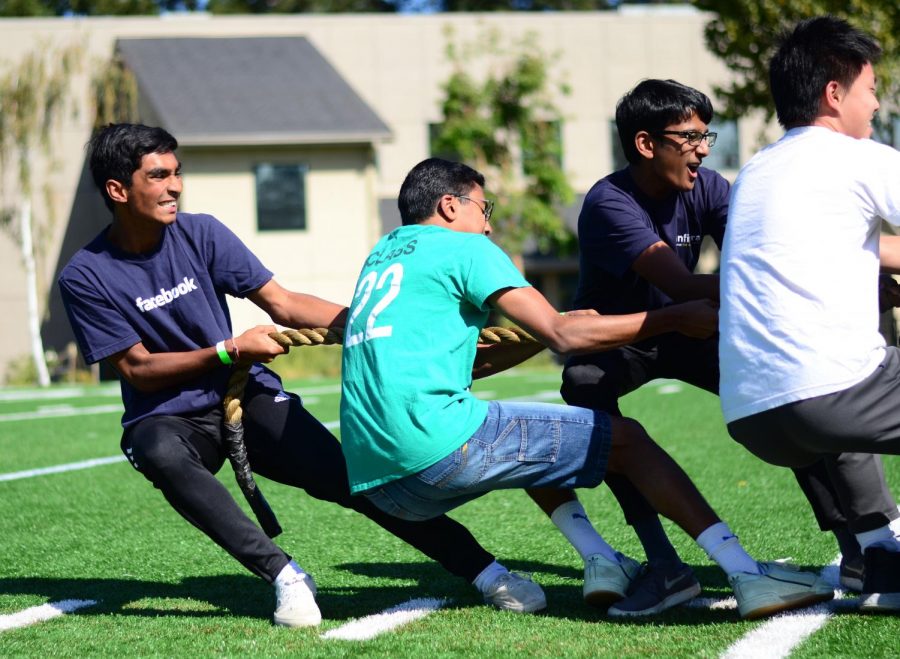 The sophomores fight to win tug-of-war against the seniors in the first round of semifinals on Oct. 9. The seniors eventually won this round, and the sophomores placed third overall.