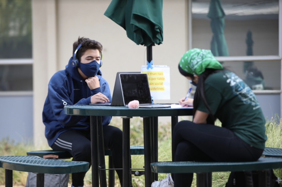 Juniors Spencer Cha and Irene Yuan take online classes in the quad on April 20. 