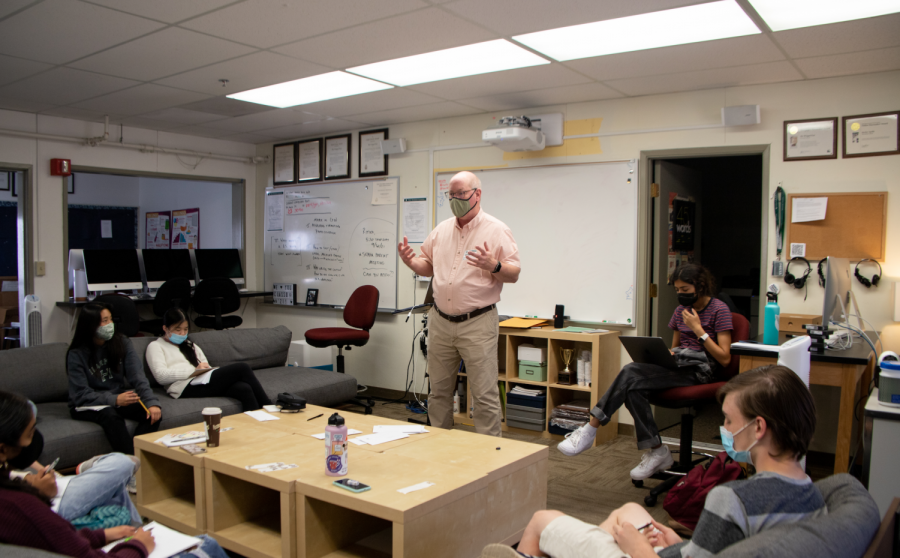 Mark Murray speaks to Director of Journalism Ellen Austins seventh period Yearbook class yesterday regarding how to effectively organize coverage. During his presentation, he also gave tips on sports photography and suggested naming conventions to keep uploads organized.