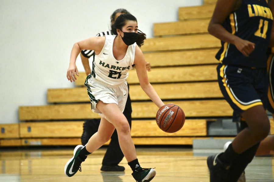 With+her+eyes+on+the+players+in+front+of+her%2C+Grace+Hoang+%2811%29+runs+while+dribbling+the+basketball+down+the+court.+The+varsity+girls+basketball+team+defeated+Lincoln+High+School+50-15+at+home+on+Tuesday%2C+Nov.+30.