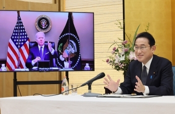 Prime Minister Kishida speaks with President Biden from inside the prime minister’s official Tokyo residence.