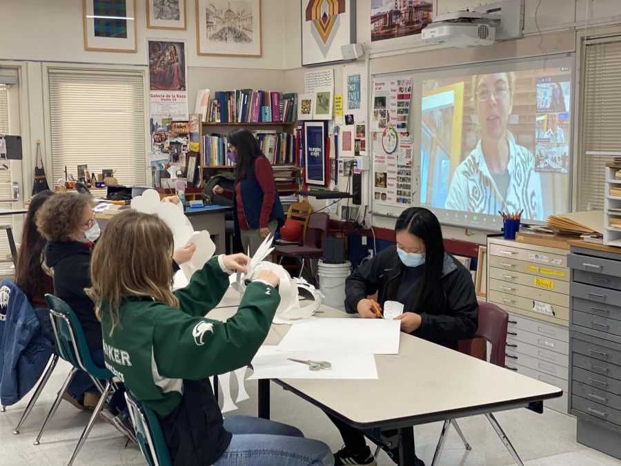 Upper school’s first artist-in-residence Britta Clausnitzer advises students via Zoom on the Jan. 11 art workshop. Students had the opportunity to create painted paper masks at two workshops held by Art Club which they wore during the Tiger on the Loose performance on Jan. 19.
