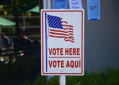 A voting sign stands outside the journalism room for elections for the Class of 2025 on Oct. 1. Voting for ASB elections will take place in the journalism room tomorrow from 12:30 p.m. to 1:30 p.m.
