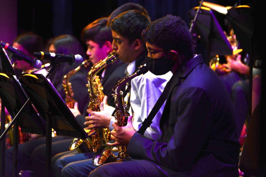 Shiven+Balaji+%289%29+plays+the+saxophone+with+Lab+Band+during+the+Evening+of+Jazz+performances+on+April+14.+The+Grade+7-8+Jazz+Band+and+Upper+School+Jazz+Band+also+participated+in+the+concert%2C+with+the+groups+playing+a+combined+total+of+15+pieces.+