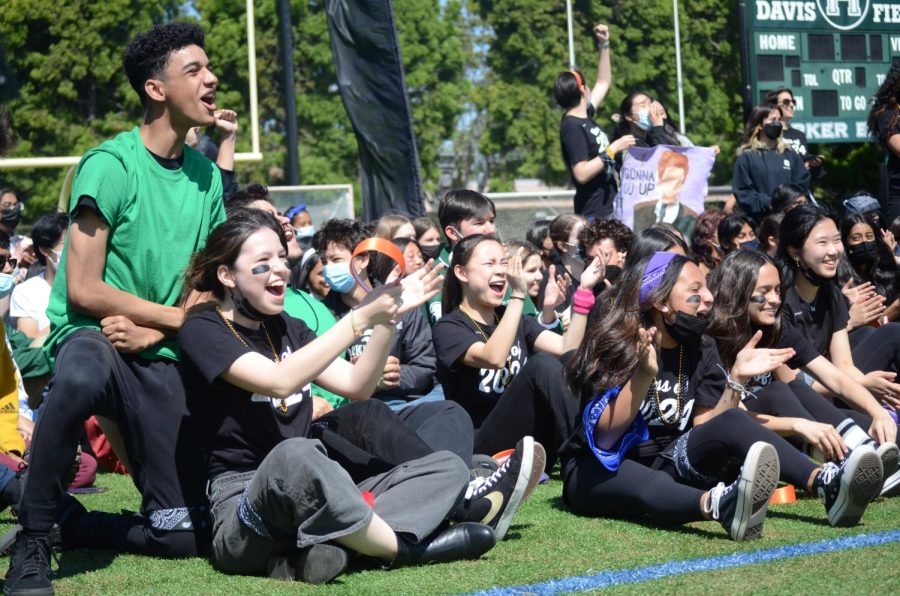 The+sophomore+class+cheers+for+Student+Activities+Board+%28SAB%29+sophomore+representative+Daniel+Lin+in+the+final+round+of+Musical+Chairs+on+Davis+Field+on+Friday.+Freshman+SAB+representative+Jason+Shim+won+the+game.