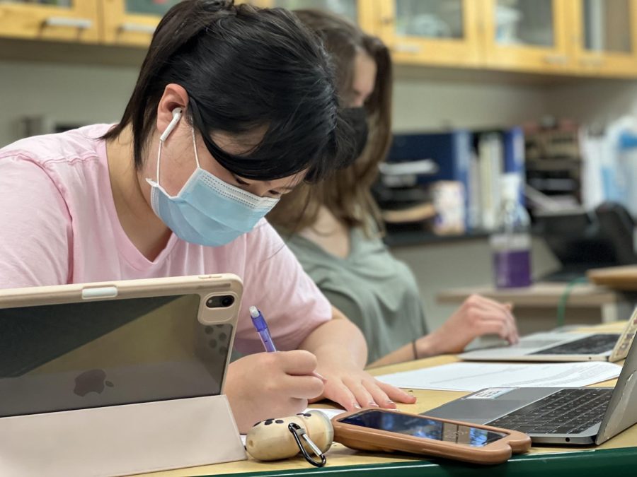 Pencil in hand and timer set, Junior Jessica Zhou writes a practice test during an AP United States History (APUSH) class yesterday. The APUSH exam is scheduled to take place this Friday.