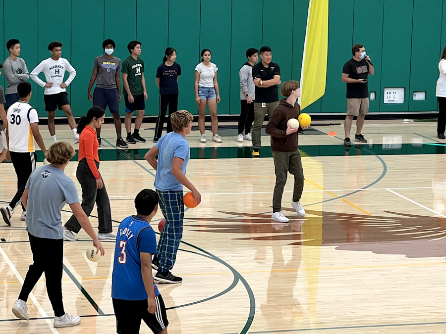 The senior dodgeball team prepares to throw balls at the sophomores at the preliminary homecoming dodgeball tournament. The class of 2025 defeated the seniors in the game and will advance to the finals against the juniors on Wednesday.
