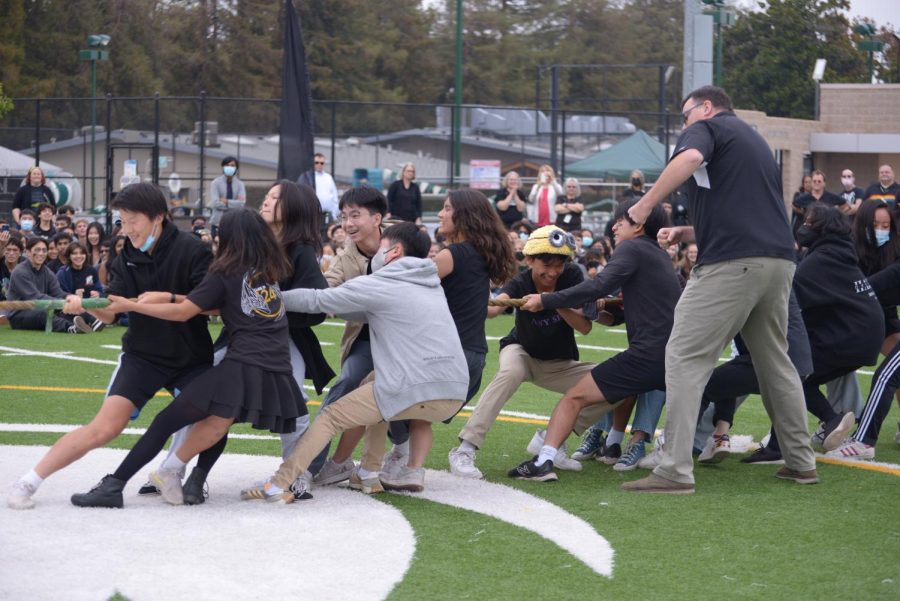 The junior tug of war team pulls against the frosh team, following instructions by upper school biology teacher Matthew Harley. The juniors lost to the frosh today and will compete against the seniors for third place on Saturday.