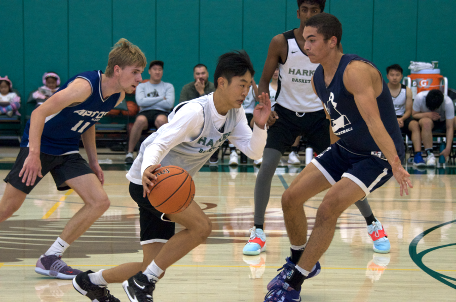 Bowen Xia dribbles through Aptos High School defenders at the varsity boys basketball teams scrimmage on Nov. 19. Point guard Bowen Xia (10) made multiple two pointers in the second quarter.