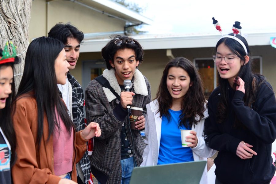 Katie Wang (12), Laurie Jin (12), Zubin Khera (12), Jacob Fernandez (12), Miki Mitarai (11) and Sawyer Lai (12) sing Christmas songs during the Winterfest celebration in front of Manzanita Hall on Thursday after school. “[Winterfest] was a huge success, and thats down to the hard work, the dedication and the creativity of our HSLT,” Director of Student Organizations Eric Kallbrier said. “A lot of our HSLT members
didnt even get to participate in the activities, but they got their joy out of making joy for others.