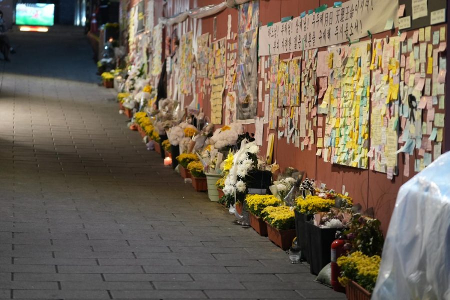 Hundreds+of+notes+are+posted+on+the+wall+in+the+alley+way+where+the+Itaewon+incident+happened.+158+lives+were+taken+away+by+this+catastrophe+during+a+Halloween+celebration.+