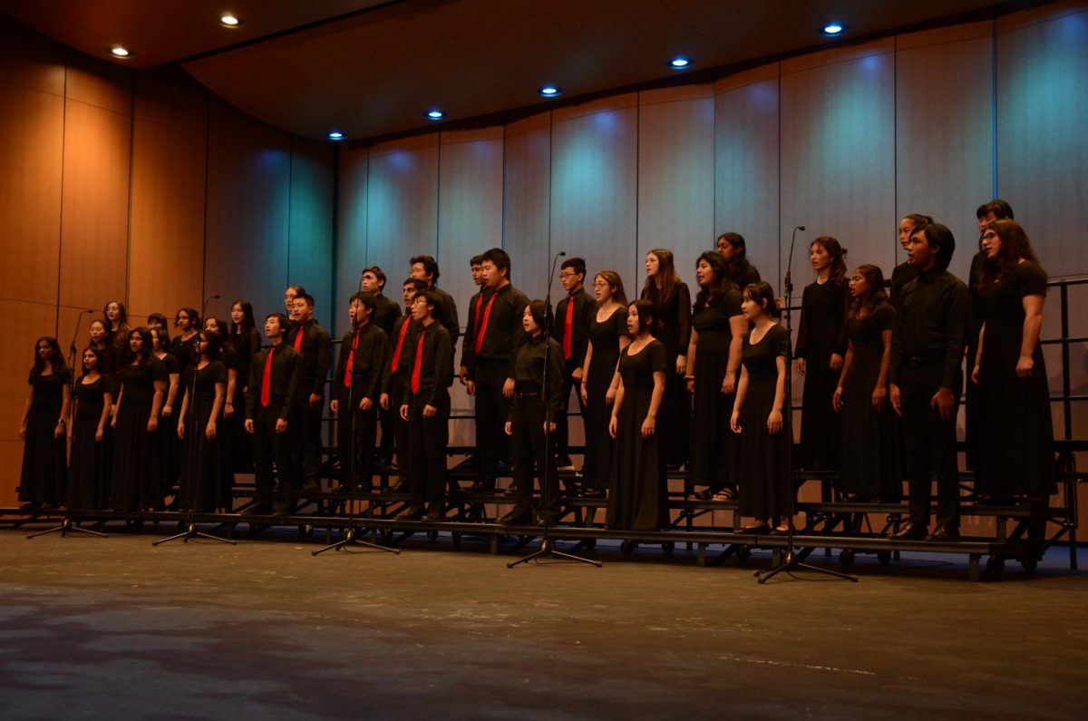 Upper school chamber choirs Dolce Voce, Rhapsody, and Cantilena assembled to sing Musica est Dei donum optimi. For the finale of their performance, they ended with The Harker School Song.