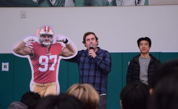 Director of Student Organizations Eric Kallbrier announces the winner of the 49ers Nick Bosa cutout. Cynthia Wang (12) won the cutout after guessing the result of the 49ers game against the Lions correctly.