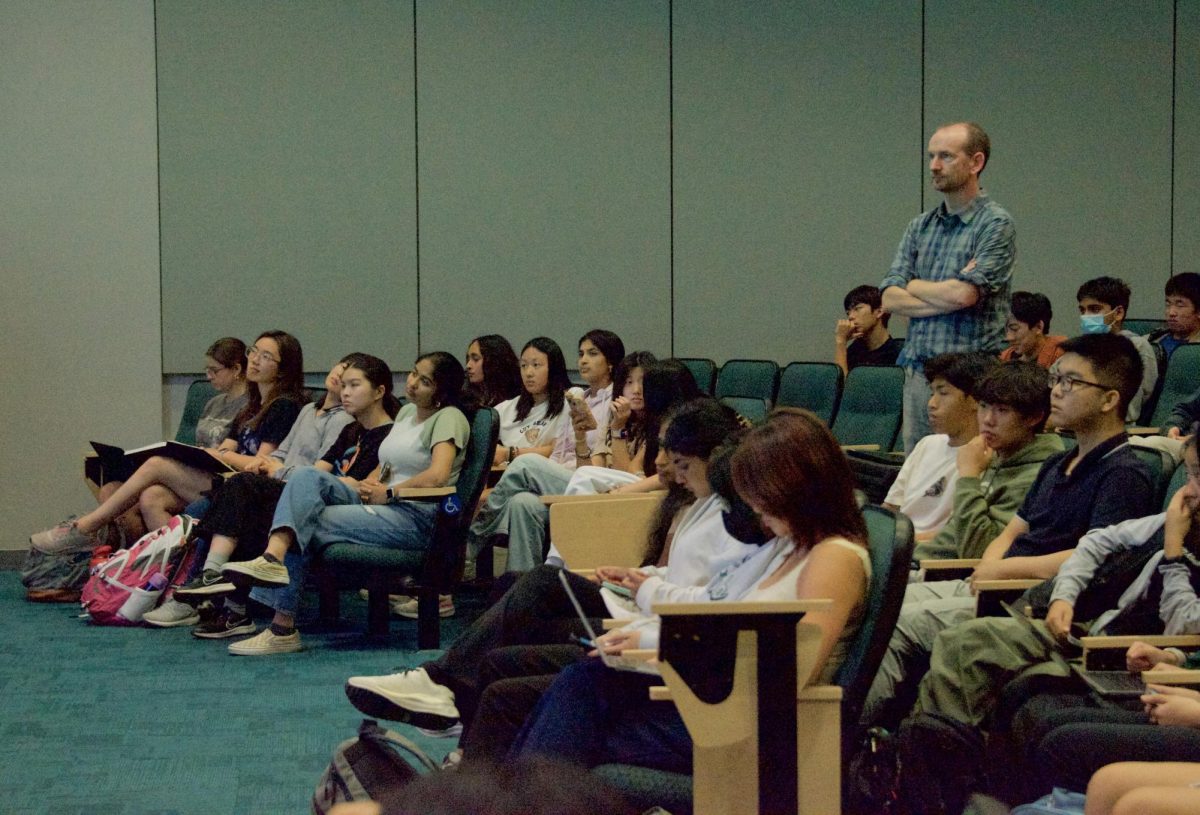 Students gathered in the Nichols auditorium to learn about Synopsys guidelines and requirements. Only 15 RRI and 15 non-RRI projects are allowed to be submitted through the application process.