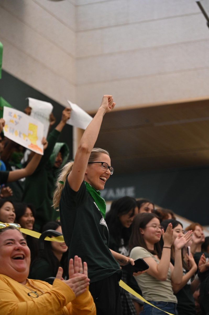 WITH PRIDE: Junior advisor Jill Yager raises her fist in celebration. Students also created call and response chants for the rally, like “Who’s the greatest? Who’s the meanest? ‘26 ‘cause we’re the greenest.”