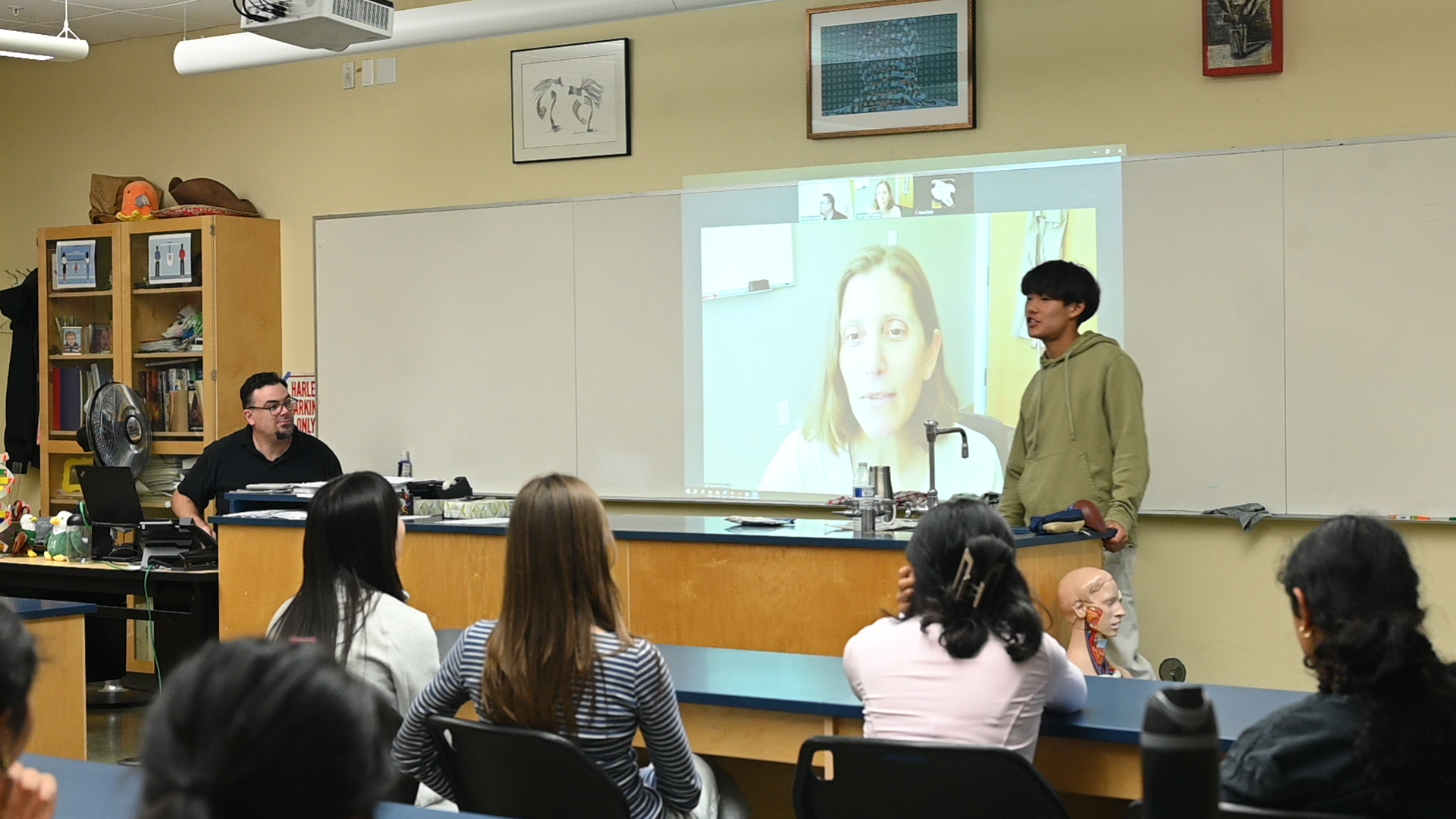 Med Club Co-Directory of Advocacy Hanz Baek (11) introduces Stephenie Pistacchi. Pistacchi played an instrumental role in the development of the qPCR diagnostic test kit for COVID-19 and helped the CDC respond to the pandemic.