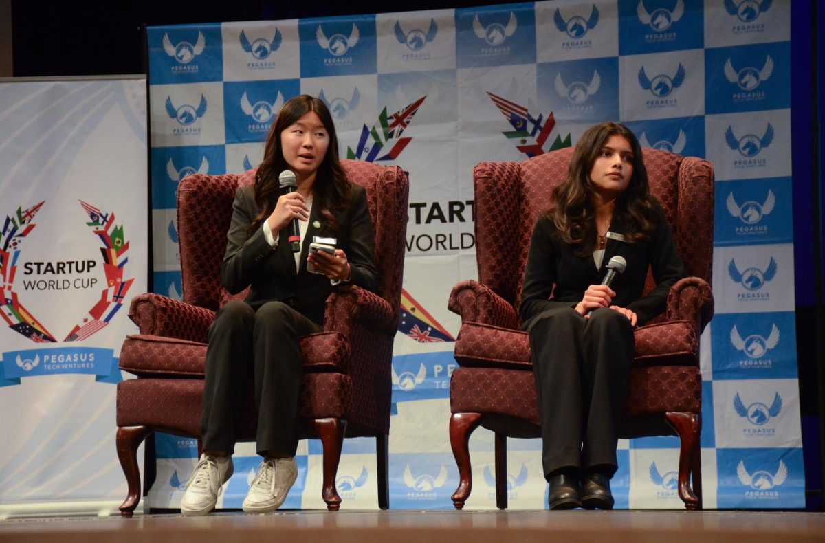 Mehta scholars seniors Leana Zhou and Tanvi Sivakumar hold a fireside chat. They spoke with Cartesia co-founder Brandon Yang (’14), discussing challenges he faced and mentors he met during his entrepreneurial journey.