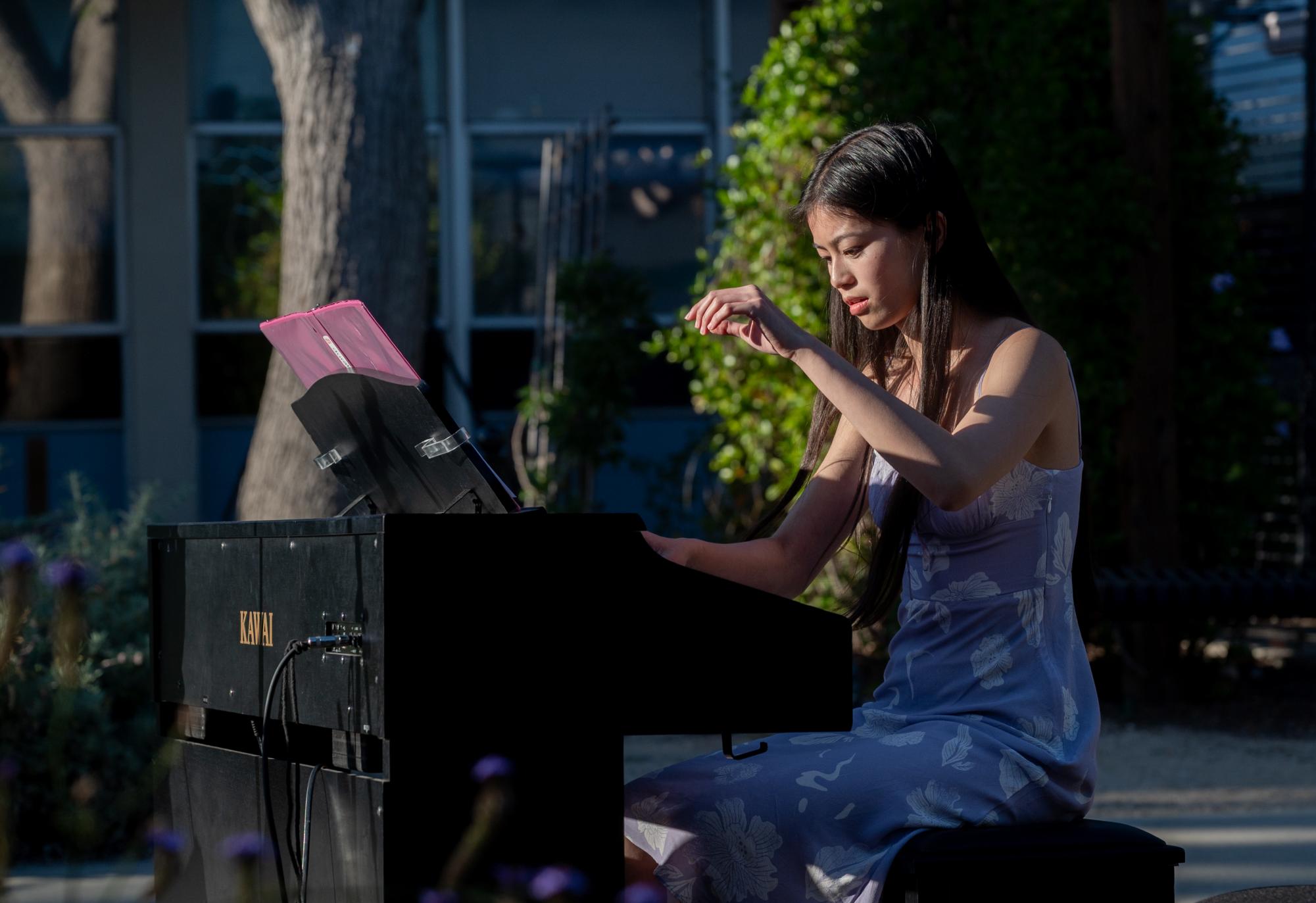 Senior Mindy Truong plays the piano. As the juniors processed into the Quad, she played Anton Arensky’s “Piano Trio No. 1” alongside seniors George Yang and Aya Sugaya.